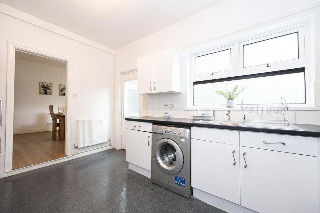 Bright & Modern 3 Bedroom Old Trafford Home Manchester Ngoại thất bức ảnh